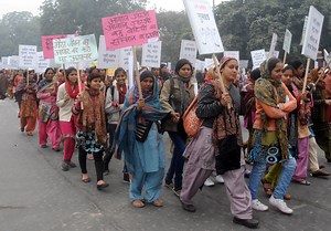 Viol en Inde : un accusé jugé devant un tribunal pour mineurs - Elle