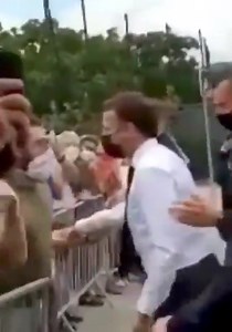 1.4K views · 18 reactions | ME VIDEO - Qëllohet me shuplakë në fytyrë presidenti francez Macron Lexoni lajmin: https://hashtag.al/index.php/2021/06/08/qellohet-me-shuplake-ne-fytyre-presidenti-francez-macron-video/ | Hashtag.al | Facebook