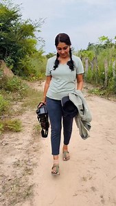 Live like a butterfly, light in spirit, free in heart, never tied down by yesterday or worried about tomorrow. Drift gently through moments, touch what feels right, and move on without fear. Enjoy the present the way nature does, without asking how long it will last 😎🤭😍 Little Bee -eater 💚🧡💛 #parumathews #littlebeeeater #beeeaters #beeeater #sénégal | Paru Susan Mathews