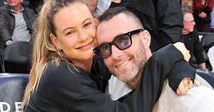 Behati Prinsloo comparte fotos inéditas de su vestido de novia