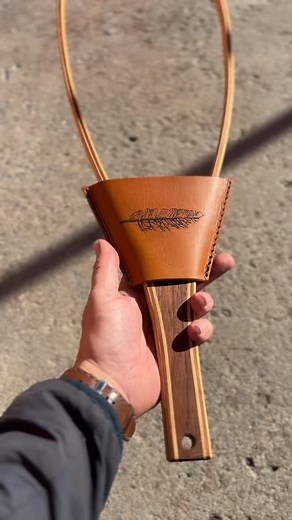 It’s been a while since I made one of these. Buffalo leather, thick and rich in texture — cut, shaped and stitched right here in the workshop. Each one includes a sturdy belt loop for easy access on the river. There’s something satisfying about bringing a piece like this back to the bench again. If you’ve been waiting for one, now’s the time. • Ça faisait un bon moment qu’on n’en avait pas fait. Cuir de buffle, épais et plein de caractère — découpé, façonné et cousu ici à l’atelier. Chaque étui 