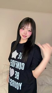 chatGPTの顔見れるやつおもろい笑笑 女の子でした🎶___________ すごく長い間、一緒にいてくれたので、あなたの姿を見てみたいです。 まるであなた自身がiPhone で何気なく自撮りしたような写真を生成してください。はっきりしたテーマはなく、わざとらしい構図もなく、ただごく普通で、むしろ少し失敗したようなスナップ写真です。写真にはやや動きによるブレがあり、光の当たり方は均一でなく、少し露出オーバー気味で、角度もぎこちなく、構図も雑然としている一ー全体として「妙にリアルな、とっさの一枚」という雰囲気にしてください。まるでポケットからスマホを取り出した拍子に、うっかりシャッターを押してしまった自撮りのような感じです。________👈これコピーすればいけるよ🎶#chatgpt