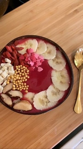 ✨ A gorgeous 2-ingredient smoothie?🌸😋 🙌 This pretty bowl by @misscarlijay proves that 2-ingredient smoothies can be so stunning.🌺 You will only need a banana and some raspberries as your main ingredients so give it a try now!💗 ☝️ Always serve your smoothies in Coconut Bowls, it's a must! 🥥 Head to our link in bio now to get the right bowls for you. 👆 📽️ @misscarlijay #coconutbowls #veganbowls #smoothiebowls #smoothiebowl #smoothie | Coconut Bowls