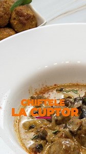51 reactions · 12 shares | Chiftele la cuptor sunt un delicios fel doi foarte versatil si populat. Exista numeroase retete de chiftele la cuptor. Aceasta este una dintre ele, cea in care vom pune ceapa in compozitie. Rezultatul? Decicioase mingiute de carne potrivite pentru a fi servite ca fel principal impreuna cu diverse sosuri calde sau ca aperitiv cu sosuri deja pregatite. Haideti sa vedem cum se fac! #carne #meatlovers #chiftele #chiftelute #meatball | Bucataria Ramonei | Facebook