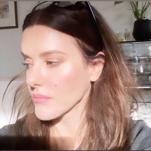 10K views · 400 reactions | So loving reading all your updates and comments, thank you for connecting and telling your stories under my new video on YouTube  Link in bio to the video ... watch and read what everyone in our makeup loving community is doing right now and how they are coping www.lisae.me.uk/29331 | Lisa Eldridge | Facebook