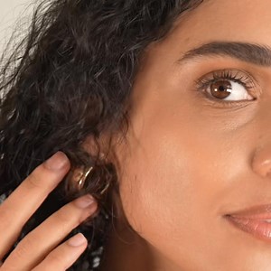 Meet the foundation that melts right into your skin🌸 The NEW Catrice Invisible Cover Foundation gives you a natural glow and is packed with skin-loving ingredients like hyaluronic acid and aloe vera.😍 The included soft-focus powders even out your complexion. Plus, the Catrice Foundation is transfer-proof and non-comedogenic. Shop now at @dischem_pharmacies @dischem.beauty in-store and online R139,95 🛒 #Catrice #CatriceCosmetics #OwnYourMagic #InvisibleCoverFoundation #Foundation #ShadeChart #
