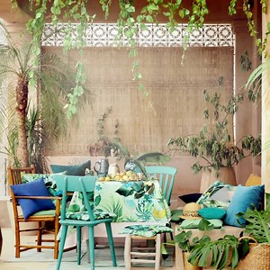 Πράσινο, μπλε, τρόπικαλ και ροζ — φωτεινά χρώματα και έντονα prints για τις γωνιές του σπιτιού που όλοι μας θέλουμε να χαλαρώνουμε! | H&M