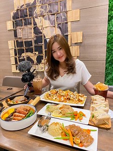 76K views · 455 reactions | RESTO CAFE in QC, Tomas Morato - CRISPY BAGNET KARE-KARE, SISIG, SALISBURY STEAK, ROAST BEEF Caerus | Foodcation | Facebook