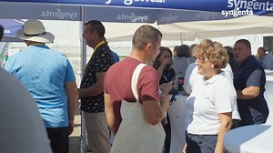 La ferma Marcoser din Matca, județul Galați, cel mai important eveniment din legumicultură a avut loc. Acolo tomatele Syngenta au fost în prim-plan! 😍 Ne-am întâlnit cu fermierii pentru a discuta despre (și a degusta) cele mai frumoase, zemoase și gustoase tomate de pe piață. 🍅 Mulțumim partenerilor evenimentului pentru implicare și, bineînțeles, le mulțumim tuturor celor care au participat. ❤️ Te invităm să urmărești video de mai jos pentru a vedea cum a fost! 👍🏻 | Syngenta Romania