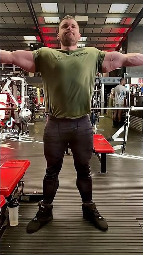 Insanely huge gay bodybuilder flexing