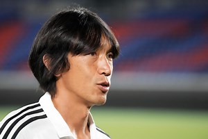 Shunsuke Nakamura swarmed at Glasgow Airport as Celtic hero arrives in Scotland
