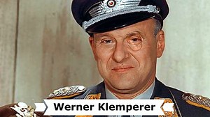 Heute wäre der 103. Geburtstag des deutsch-amerikanischen Schauspielers und Musikers † Werner Klemperer (* 22. März 1920 in Köln; † 6. Dezember 2000 in New York). Wie das Leben so spielt: 1933 flüchtete Werner Klemperer mit seinen Eltern - sein Vater war der berühmte Berliner Dirigent Otto Klemperer - vor Hitler in die USA; als Schauspieler zeigte er dann seinen neuen Landsleuten, was ein Preuße ist. Vor allem in einer komödiantischen TV-Serie der sechziger Jahre, "Hogan's Heroes" ("Ein Käfig vo