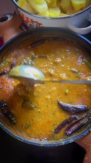 Sambar | Koorka | Kappa | kadachakka | Vazhuthananga | meen curry | Pineapple | chammanthi | papadam | Chorr !! | Foodiemenon