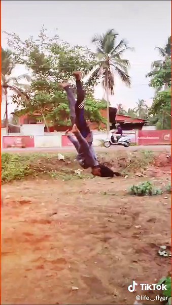 ആ പുറിജ്നോട്ടം എൻറെ അമ്മയെ നോക്കിയിട്ട് ഉള്ളൂ 😂... #Amma #streetworkout #mallu #malayali #nellikka #kattankappi #kerala #skill #backflip #mallumuser