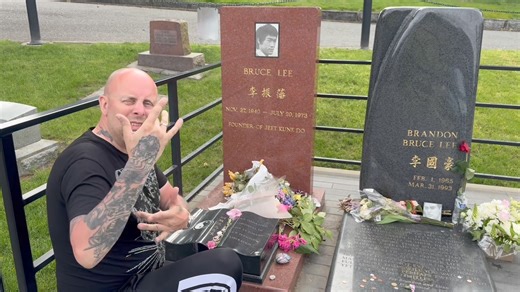 13 May 2024 - Bruce & Brandon Lee Grave in Seattle 😔 Youtube: https://youtu.be/c_jeZ5XNTpA | Deaf Onno Jansen