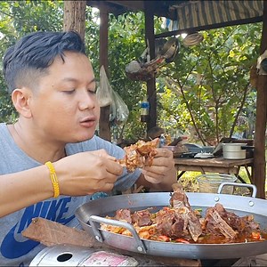 Kimchi eating with pork leg | PINES PINOS