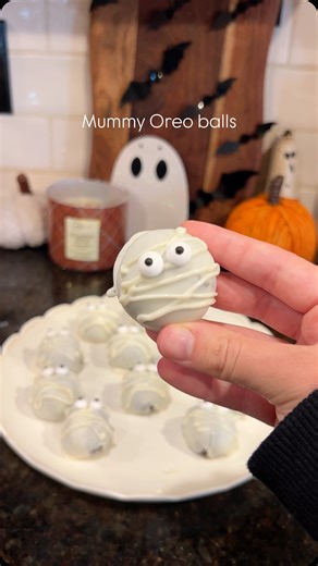Cutest oreo balls ever!!! Halloween treats are so fun making 🤍👻 Oreo ball recipe: 20 Oreos 100 g cream cheese softened 400 g white chocolate Combine crushed Oreos and cream cheese together. Took into balls and place on parchment paper. Freeze for about an hour. Melt 300g of white chocolate and coat the Oreo balls. Let the chocolate dry and then drizzle white chocolate over to give the mummy look! Top with eye sprinkles and enjoy!🫶 #halloweentreats #halloweenbaking #halloweendesserts #hallowee