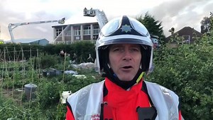 ⚠️📹 Here’s an update from the scene in Gamlingay, where around 60 firefighters are tackling a large building fire. The fire involves a disused office block, on the industrial estate on Green End 📍 Firefighters are expected to remain at the scene for a few more hours 🚒 Please keep away from the area. If you live nearby, keep your windows and doors closed ⚠️ | Cambridgeshire Fire & Rescue Service