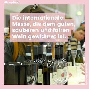 Guter, sauberer und fairer #Slowwein auf der Slow Wine Fair in Bologna! 🍷🍷 Vom 26. bis 28. Februar findet die internationale Messe SLOW WINE von Slow Food International statt, in der sich alles um Wein dreht. Zentral sind dabei die ökologische Nachhaltigkeit der Weinberge, der Schutz der Landschaft und das soziokulturelle Wachstum der anliegenden Gemeinden. Die Messe ist Ausstellung und Philosophie zugleich, mit dem Ziel, Weine zu fördern, welche bei Anbau und Herstellung biologische Vielfalt 