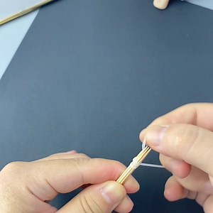 Title: "Holiday Fun: Creating Dart Games with Your Children" Hashtags: 1. #HomemadeToys 2. #HandmadeDIY 3. #CreativeHandicrafts 4. #KindergartenHandicrafts 5. #LetsPlayHandicraftsTogether | paper craft