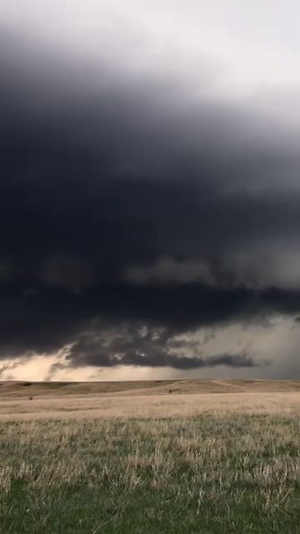 3.1K views · 142 reactions | We’ll likely see a few storms that look like this outflow dominant machine of a storm in Kansas from a spring chase. Anytime you see cloud tags just hanging around under the base with no rapid upward movement, you can almost bet outflow is dominant in the storm. For storm chasing, this is a sign the tornado risk is lower…for now. | Tornado Titans - Weather and Storm Chasing | Facebook