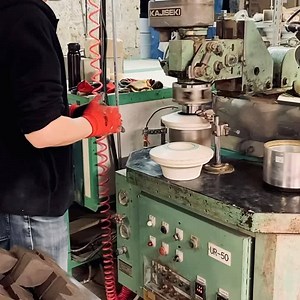 ローラーマシーン成形 器の形をした石膏型に陶土を乗せ、高速回転する金属製のローラーで器の形に引き延ばして生地を成形する方法です。 主に、皿・鉢・カップ等の回転体の形を量産する事に適している機械です。 一定の完成度を保ちながら多くの器を作る際にはこのようなテクニックを利用しています。 Roller machine molding This is a method of forming dough by placing ceramic clay on a plaster mold shaped like a vessel and stretching it into the shape of a vessel using a metal roller rotating at high speed. This machine is mainly suitable for mass production of plates, bowls, cups, and other rotating shapes. This kind of technique is used to make many v