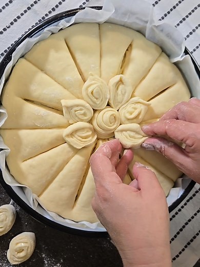 SLAVSKA ZLATNA PUTER POGAČA – Savršena za praznike