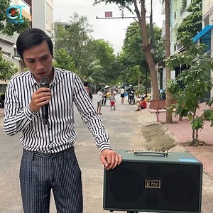 56K views · 822 reactions | Ru Nữa Vầng Trăng Phong Sơn Nước Bài Hát Từng Làm Mưa Làm Gió Trên Tik Tok. Cre : Showbiz Vui Vẻ - Nhạc Đường Phố | Chế Đường Phố | Facebook