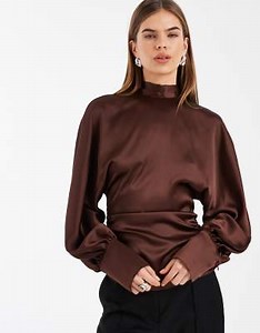 ASOS DESIGN - Blouse en satin à col montant et manches chauve-souris - Chocolat | ASOS