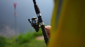 Close-up Fishing Pole Male Hand Rolling: Video có sẵn (100% miễn phí bản quyền) 1092669837 | Shutterstock
