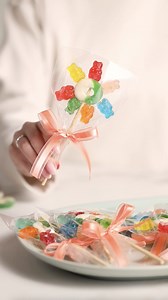 Add these flower gummi pops to your spring party or baby shower for the perfect party favor treat! 🌸 | Albanese Confectionery