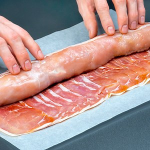 46K views · 445 reactions | Rulada de pui atat de delicioasa, incat nu va mai ramanea nimic pe masa! Ingrediente: prosciutto: 180 g piept de pui: 700 g piper negru: 5 g sare: 5 g Umplutură: ceapă: 1 buc morcov: 1 buc ciuperci: 100 g | Savuros.TV | Facebook