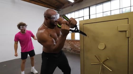 Can the world’s strongest man break into an unbreakable safe?