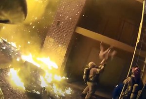Hrabri vatrogasac hvata dete bačeno sa zgrade u plamenu (video)
