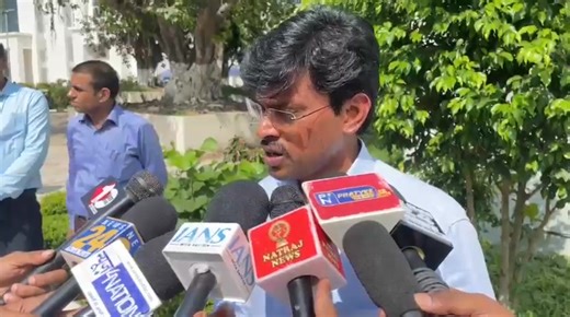 DEO-cum-DM, Patna briefing media on the occasion of flagging off of 14 Mobile Demonstration Vans to 14 Assembly Constituencies to make voters aware about EVM and VVPAT in the wake of upcoming Bihar Assembly General Election, 2025. #BiharVidhanSabhaElection2025 Information & Public Relations Department, Government of Bihar Ministry of Information & Broadcasting, Government of India PIB in Bihar Election Commission of India Chief Electoral Officer, Bihar | District Administration Patna