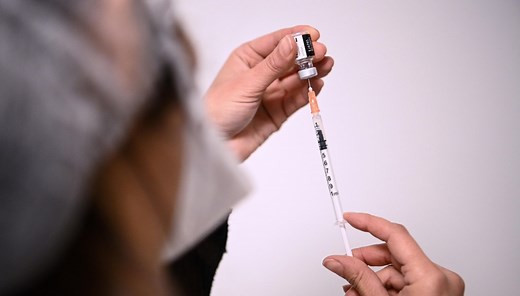 Modena, dosi di vaccino avanzate date ai parenti: l'ira dell'Ausl