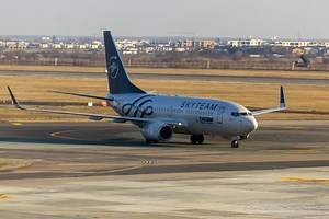 Airplane Art - TAROM Boeing 737-700 (SkyTeam) arriving at Bucharest Henri Coandă International Airport - Economy Class & Beyond