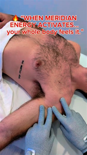 🔥 “WHEN MERIDIAN ENERGY ACTIVATES… your whole body feels it.” This is NOT a regular massage — this is future-tech healing. ⚡ Bio-electric gloves Meridian Mapping = Nervous system reboot One touch and the shoulder, neck, jaw, and vagus nerve start releasing YEARS of tension your body has been holding. 💥 People say it feels like: – a shockwave of relief – pain leaving instantly – muscles turning back on – the whole arm “waking up again” If you’ve never tried meridian energy therapy, your body ha
