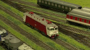 Peisaje rupte din povești, patru anotimpuri, personaje din basme și din viața reală, sute de metri de cale ferată și trenulețe. Toate în miniatură, realizate cât mai aproape de realitate, pot fi admirate la Cluj-Napoca, în cadrul unei expoziții de diorame. Mai mult, vizitatorii au șansa de a explora fiecare detaliu, iar câștigătorii vor fi răsplătiți. | TVR Cluj