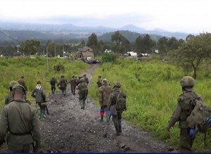 Serikali ya Rwanda imekanusha kuhusika na mashambulizi kwenye kambi za watu waliokimbia mapigano mashariki mwa Jamhuri ya Kidemokrasia ya Kongo (DRC). Hatua hii ya Rwanda inakuja baada ya Marekani kupitia Wizara ya Mambo ya Nje, kulaani mashambulio hayo na kuwalaumu wanajeshi wa Rwanda na waasi wa M 23 kwa kuhusika. #AzamTVUpdates Mhariri | John Mbalamwezi | Azam TV