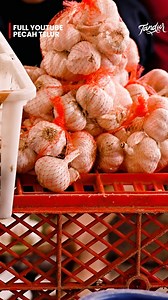 14K views · 189 reactions | Siapa sangka, seorang guru seni budaya di Kediri bisa meraup 40 juta per bulan hanya dari jualan bawang merah online di Tiktok? Dibantu suami, Ibu Erna membuktikan bahwa bisnis rumahan bisa naik kelas kalau dijalani dengan jujur, kreatif, dan konsisten. Bayangkan, setiap hari laku 3 kuintal bawang lewat TikTok Live! Tertarik mengikuti jejak bu Erna? Saksikan kisah inspiratifnya di YouTube Pecah Telur! | PecahTelur | Facebook