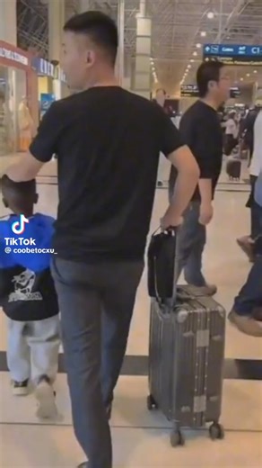 371K views · 10K reactions | Những ngày tháng ở Việt Nam nhất định sẽ là những kỷ niệm tuyệt vời trong cuộc đời của cậu bé Lôi con ❤️殺 | Quang Linh Store | Facebook