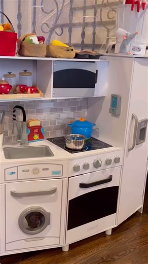 A play kitchen that doubles as storage in the playroom 👏🏼 🍽️Large Play Kitchen - White 📸 @foodtravelfashionblog #kidkraft #kidkrafttoys #playroom #playkitchen #playroomstorage | KidKraft