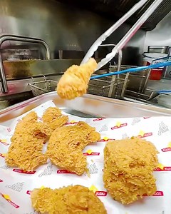 284K views · 957 reactions | التفاصيل و الجودة مهمتنا, حتى تاكل أحلى طعم للدجاج المقرمش 襤 - اطلب وجغبو هسع! 07710007473 07510007473 - حي الزهور - دورة النافورة - قرب مول الصبايا | Kudo Kudo Mosul - كودو كودو الموصل | Facebook