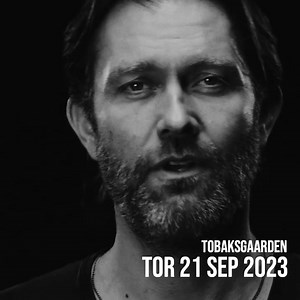 MIKE ANDERSEN TOR 21 SEP 2023 Der er ved at være pladsmangel på kaminhylden hjemme hos Mike Andersen, som i 2022 modtog to DMA statuetter, for bedste album og for sin liveperformance. Tidligere har Mike Andersen også modtaget to statuetter, bl.a. for sit solo album ’One Million Miles’. Mike Andersen har huseret i det danske musikliv længe med en albumdebut i 2002, og i de mellemliggende 20 år er det blevet til hele 10 udgivelser. Hans musik er blå – helt bogstaveligt med bluesen som afsæt. Men M