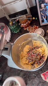 268K views · 342 reactions | Quick and easy Christmas cookie recipe to try this year! 8oz cream cheese 1/2 cup butter 1 egg 1 tsp vanilla 1 box yellow cake mix 1/2 cup sprinkles 1/2 cup powdered sugar Mix wet ingredients and add cake mix. Fold in sprinkles and chill for 30 mins. Roll dough into balls and cover with powdered sugar. Bake at 350 for 10-12 mins. #ChristmasRecipes #christmascookies #christmasbaking #christmas | Kelliechandler2 | Facebook
