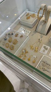 En esta temporada de madres, celebremos a nuestras mamás con joyas que resaltan su belleza👩‍🦰😚 En @banner_col encontrarás piezas pensadas especialmente para hacer brillar el amor de mamá. 💍✨ Te esperamos en Joyería Banner, local 325🤩 La Florida, ¡déjate llevar!🧡🌴 | La Florida Centro Comercial