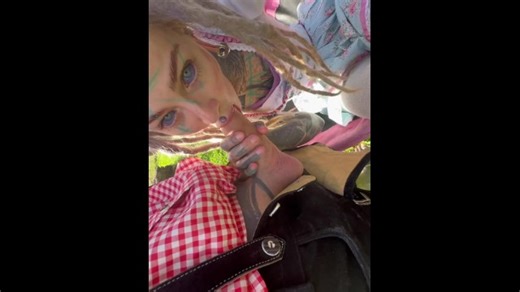 Onlyfans meisje Anuskatzz zuigt lul en wordt hard geneukt op puplic place buiten na oktober fest