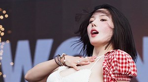 La cantante Kwon Eun Bi se volvió viral por su actuación de alto voltaje en el Festival Waterbomb