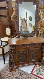 Set decorativ superb, realizat integral din lemn masiv, sculptat manual, în stil Renascence – Baroc italian. Piesele sunt bogat ornamentate, cu detalii sculpturale în relief și motive florale, scroll-uri și volute specifice mobilierului de atelier de la începutul secolului XX. ⸻ 🔶 Comoda – 110 × 83 × 40 cm • Executată din lemn masiv (cel mai probabil nuc sau stejar închis). • Fațada este puternic decorată cu carving manual, cu motive simetrice de inspirație renascentistă. • Colțurile frontale s